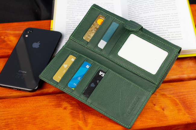 Зелений шкіряний гаманець з великою монетницею і блоком для карт ST Leather ST246