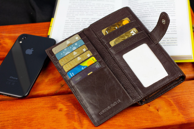 Коричневий шкіряний гаманець з великою монетницею і блоком для карт ST Leather ST246