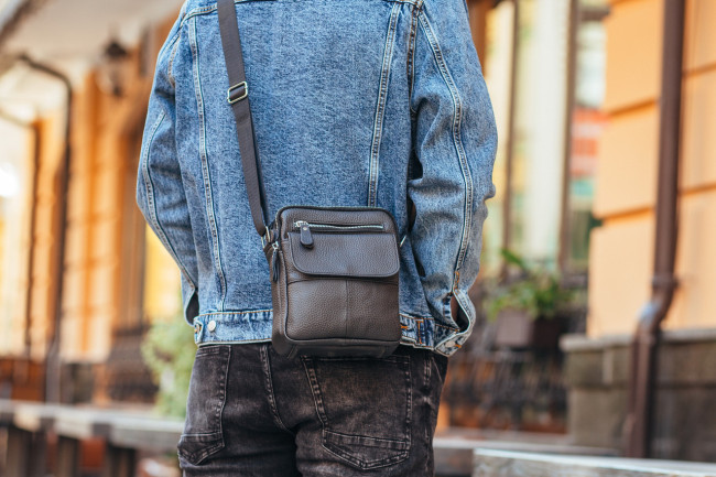 Сумка чоловіча шкіряна черная через плече Tiding Bag SK 718393