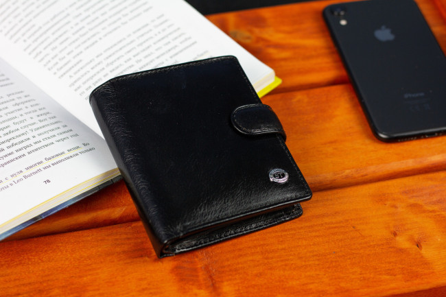 Вертикальне чоловіче портмоне з натуральної шкіри на кнопці ST Leather B142 Чорне