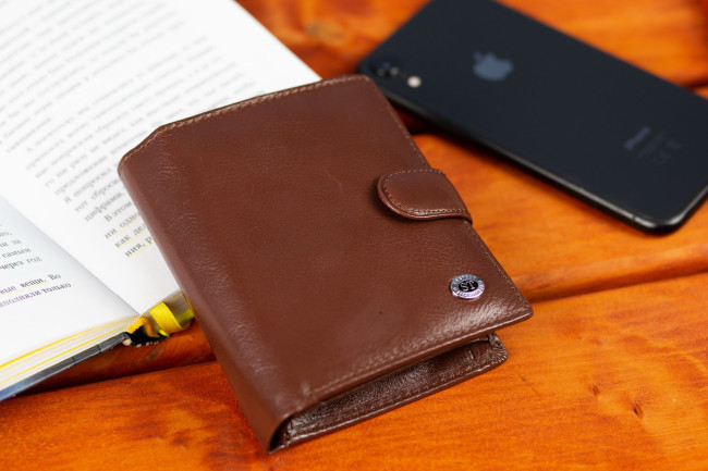 Вертикальне чоловіче портмоне з натуральної шкіри на кнопці ST Leather B142 Коричневий