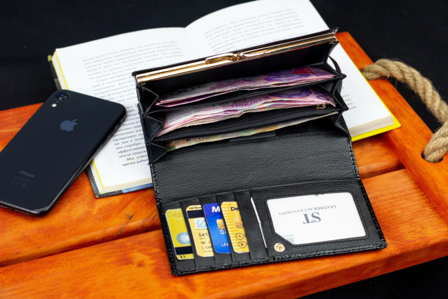 Чорний лаковий гаманець з великою монеткою та блоком для карт ST Leather S9001A