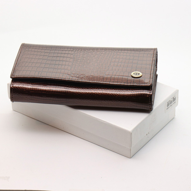 Коричневий лаковий гаманець з великою монетницею і блоком для карт ST Leather S9001A