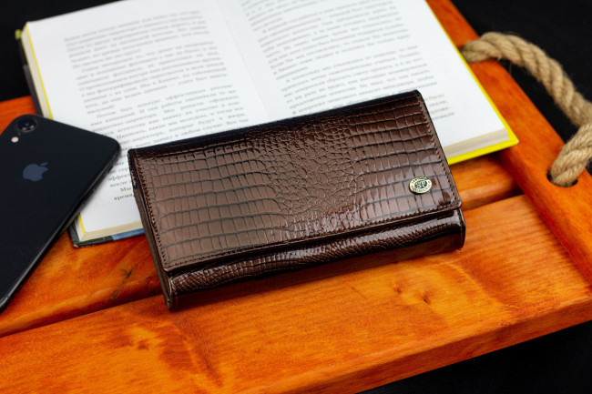 Коричневий лаковий гаманець з великою монетницею і блоком для карт ST Leather S9001A
