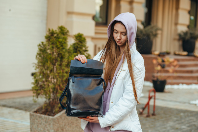 Рюкзак-трансформер шкіряний жіночий в чорному кольорі Tiding Bag - 26367
