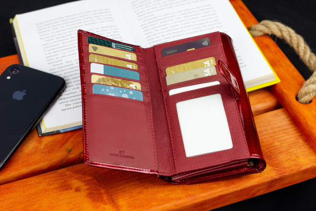 Червоний лаковий гаманець з великою монетницею і блоком для карт ST Leather S9001A