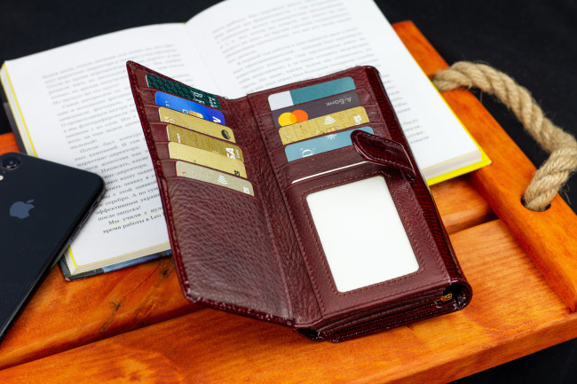 Бордовий лаковий гаманець з великою монетницею і блоком для карт ST Leather S9001A