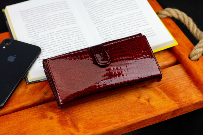 Бордовий лаковий гаманець з великою монетницею і блоком для карт ST Leather S9001A
