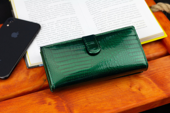 Зелений лаковий гаманець з великою монетницею і блоком для карт ST Leather S9001A