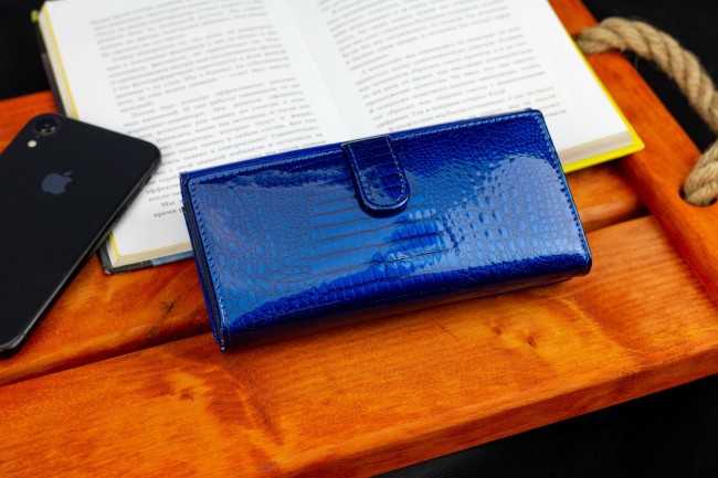 Синій лаковий гаманець з великою монетницею і блоком для карт ST Leather S9001A