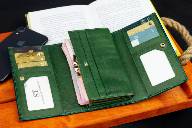 Зелений лаковий багатофункціональний гаманець з натуральної шкіри ST Leather S8001A