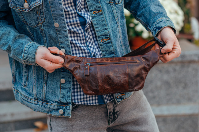 Чоловіча шкіряна сумка-банка на пояс ST Leather A37F-323-3A Коричнєва