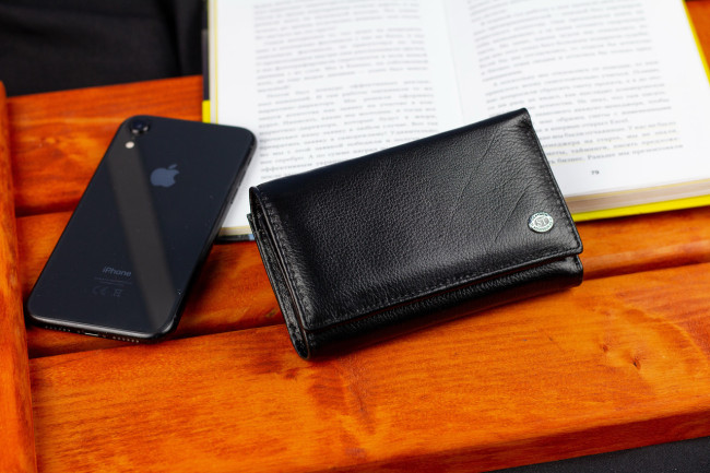 Чорний компактний жіночий гаманець з зовнішньої монетницею ST Leather ST021