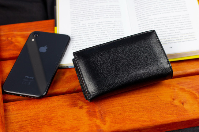 Чорний компактний жіночий гаманець з зовнішньої монетницею ST Leather ST021