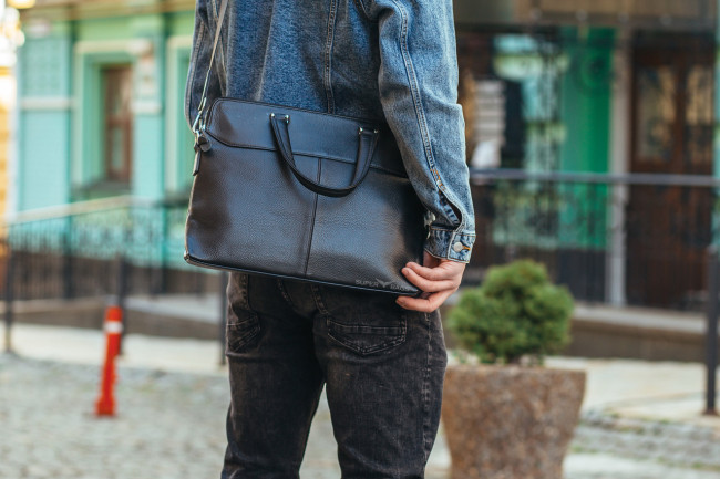 Чоловіча  чорна шкіряна сумка для документів та ноутбука Tiding Bag N13589