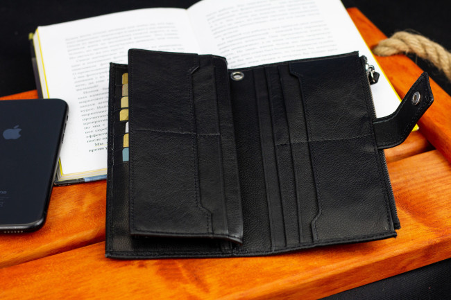 Чорний купюрник із натуральної шкіри на хлястику з кнопкою ST Leather ST1432