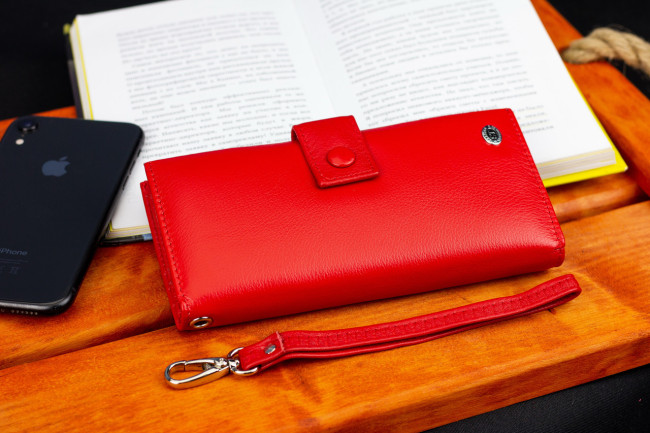 Червоний купюрник з натуральної шкіри на хлястике з кнопкою ST Leather ST1432