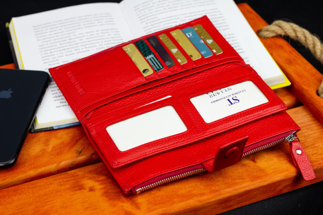 Червоний купюрник з натуральної шкіри на хлястике з кнопкою ST Leather ST1432