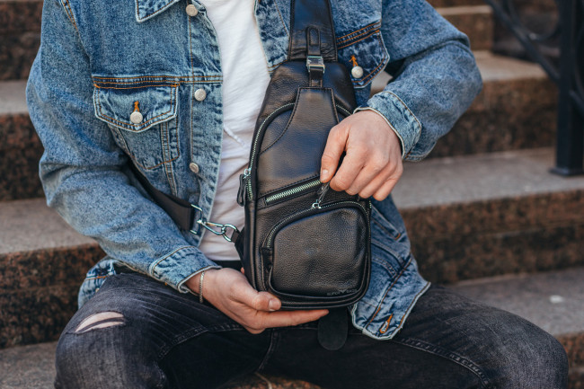 Шкіряна чорна чоловіча сумка-слінг шкіряна TIDING BAG - MK-96303