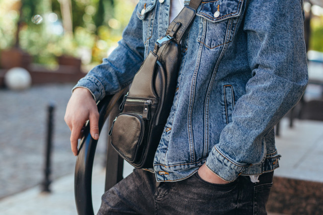 Шкіряна чорна чоловіча сумка-слінг шкіряна TIDING BAG - MK-96303