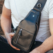 Шкіряний чорний чоловічий слінг рюкзак на одне плече TIDING BAG XS-48383