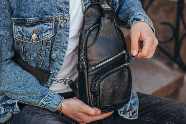 Чорний шкіряний чоловічий слінг на плече TIDING BAG SK-63941